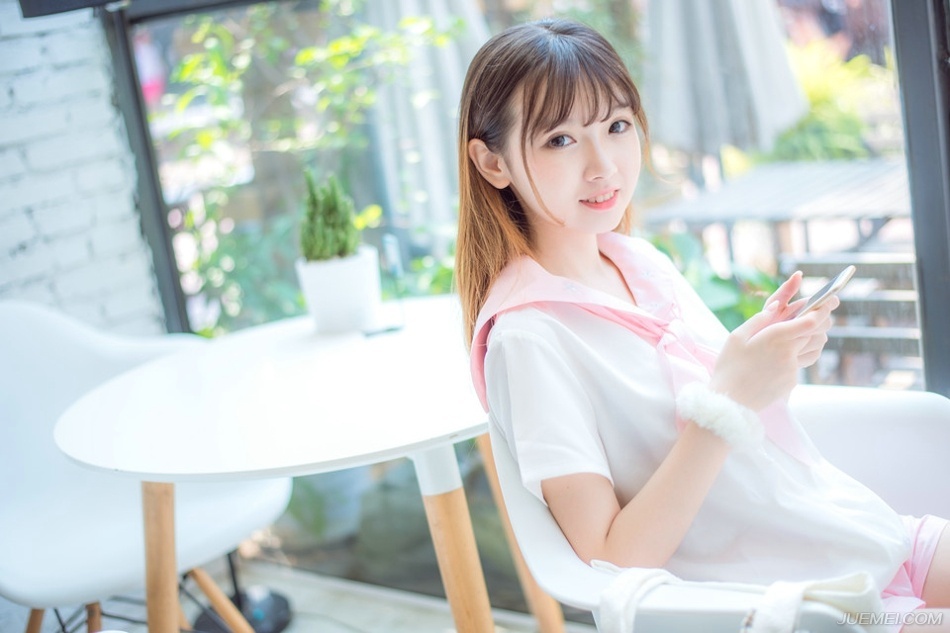 电话里，她哭着说：“亲爱的，我…我怀孕了…三个月了，不过你放心，不是你的，不用你负责。